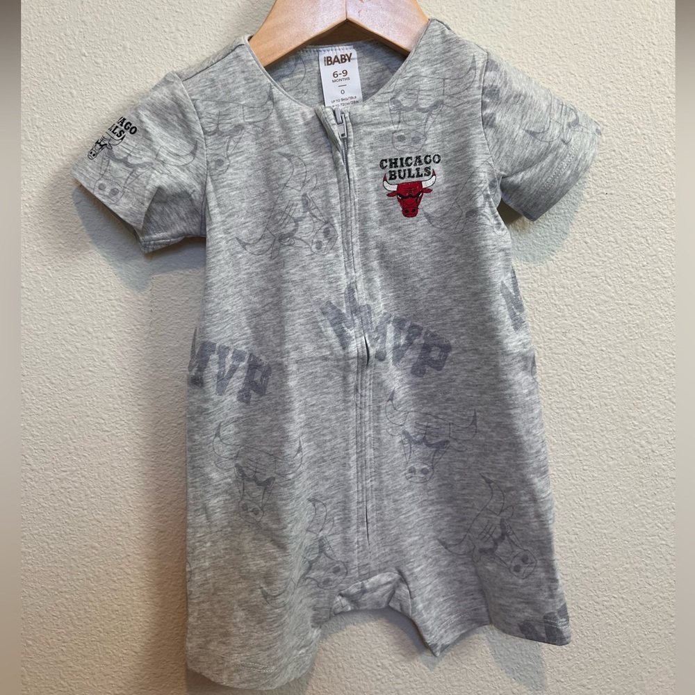 Chicago Bulls Short Sleeve ZIP Romper onesie  Unisex size 6-9 Month​​